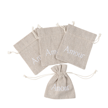 Pochons effet lin brodés "Amour", parfaits pour une décoration romantique | jourdefete.com Pochons effet lin brodés "Amour", parfaits pour une décoration romantique | jourdefete.com