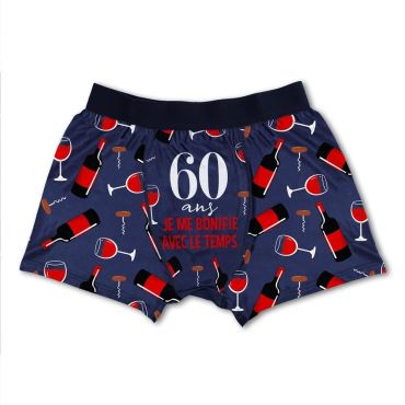 Boxer homme 60 ans décoré de bouteilles de vin et message "Je me bonifie avec le temps" | jourdefete.com Boxer homme 60 ans décoré de bouteilles de vin et message "Je me bonifie avec le temps" | jourdefete.com