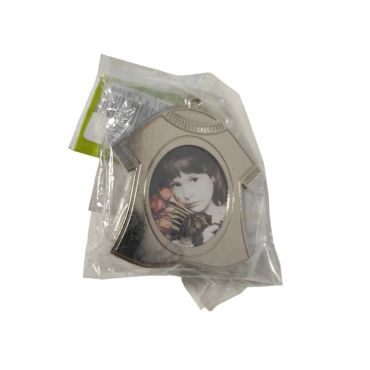 Lot de 2 cadres photo dans vêtement en argent pour porte-clés | jourdefete.com Lot de 2 cadres photo dans vêtement en argent pour porte-clés | jourdefete.com