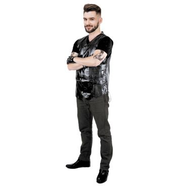 Homme portant un gilet de biker noir sans manches en simili cuir pour déguisement | jourdefete.com Homme portant un gilet de biker noir sans manches en simili cuir pour déguisement | jourdefete.com