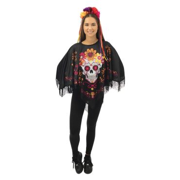 Femme portant un poncho tête de mort fleurie pour Halloween | jourdefete.com Femme portant un poncho tête de mort fleurie pour Halloween | jourdefete.com