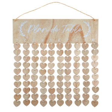 Plan de table naturel en bois avec cœurs suspendus pour mariage | jourdefete.com Plan de table naturel en bois avec cœurs suspendus pour mariage | jourdefete.com