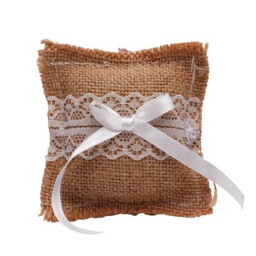 Un joli coussin d'alliances en jute pour votre mariage | jourdefete.com Un joli coussin d'alliances en jute pour votre mariage | jourdefete.com