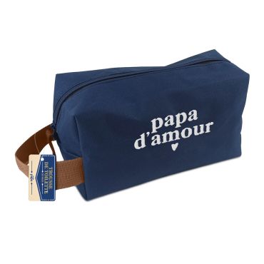 Trousse de toilette bleu marine en toile avec poignée marron et inscription blanche papa d'amour pour la fête des pères | jourdefete.com Trousse de toilette bleu marine en toile avec poignée marron et inscription blanche papa d'amour pour la fête des pères | jourdefete.com