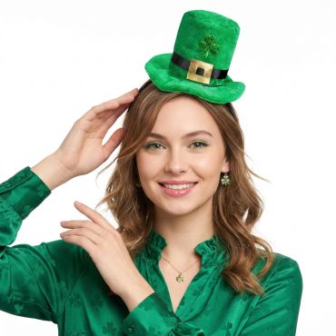 Jeune femme portant un serre-tête surmonté d'un mini chapeau haut-de-forme vert de leprechaun avec un trèfle pailleté pour la Saint-Patrick | jourdefete.com Jeune femme portant un serre-tête surmonté d'un mini chapeau haut-de-forme vert de leprechaun avec un trèfle pailleté pour la Saint-Patrick | jourdefete.com