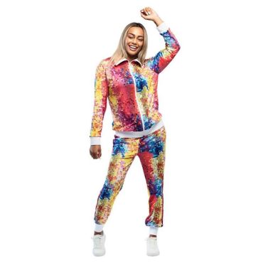 Femme souriante portant un survêtement disco multicolore avec effet pailleté et col blanc. Femme souriante portant un survêtement disco multicolore avec effet pailleté et col blanc.