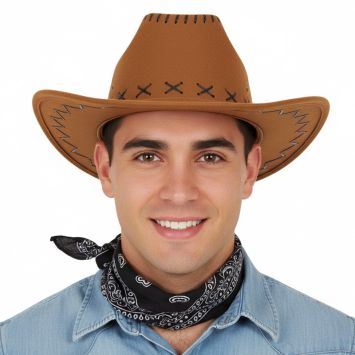 Chapeau cow-boy marron clair avec surpiqûres porté par un homme souriant | jourdefete.com