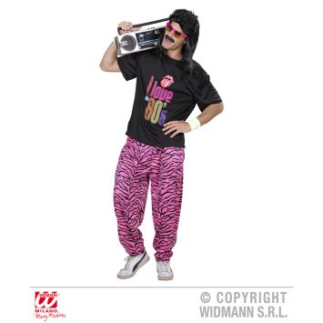 Homme déguisé façon années 80 avec perruque noire, lunettes roses, t-shirt 'I love the 80’s' et pantalon rose zébré, portant une radio sur l'épaule.
