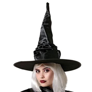 Femme portant un chapeau de sorcière noir satiné au look tordu et élégant | jourdefete.com