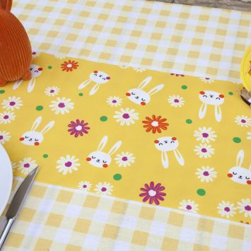 Chemin de table avec lapins et fleurs en toile fine - 28 cm x 3 m - Pâques - Collection Chasse aux couleurs